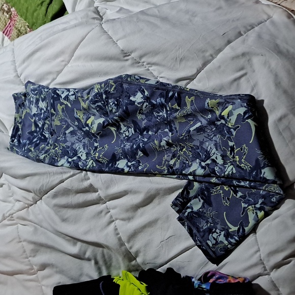 💘Today Only💘Huge Fabletics Bundle Leggings Capri - Picture 2 of 9